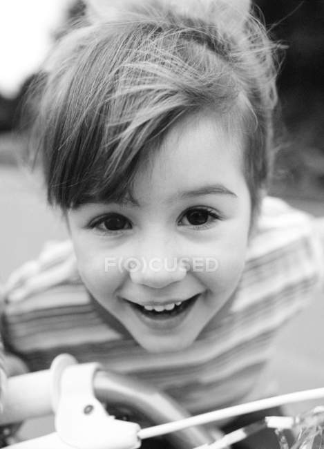 Porträt eines fröhlichen Kleinkindes auf dem Fahrrad. — Stockfoto