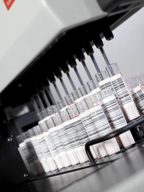 Máquina para análisis automatizado de sangre donada . - foto de stock