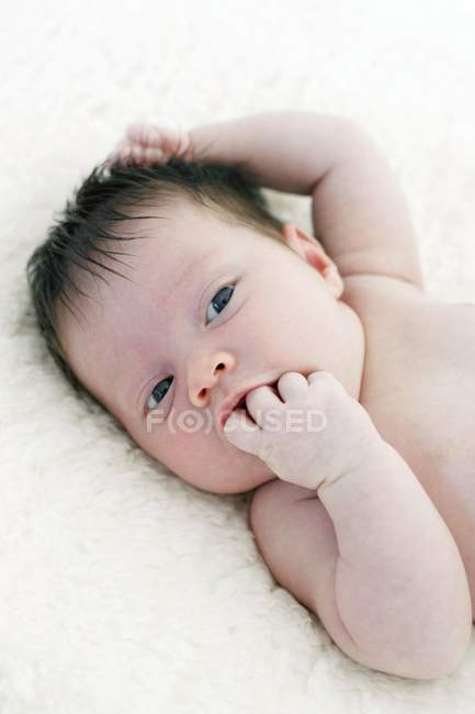 Nouveau-né bébé fille allongé sur couverture blanche
. — Photo de stock
