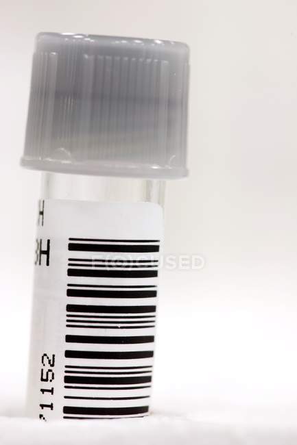 Tubo de muestra médica etiquetado con código de barras
. - foto de stock