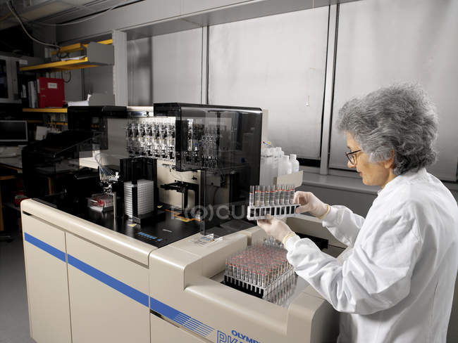 Researcher preparing samples of donated blood for analysis. — Stock Photo