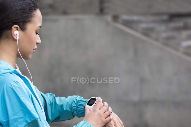 Молода жінка перевіряє годинник — стокове фото