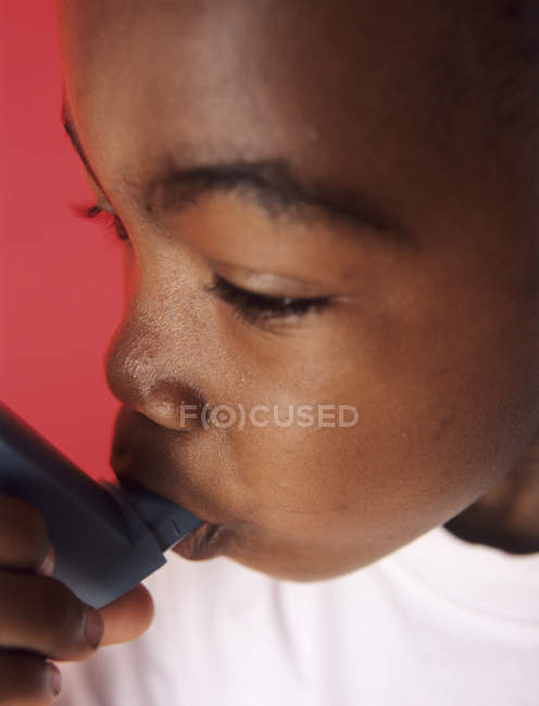 Niño asmático usando inhalador, primer plano
. - foto de stock