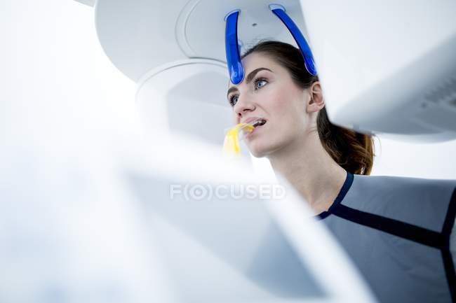 Jeune femme ayant une radiographie dentaire — Photo de stock