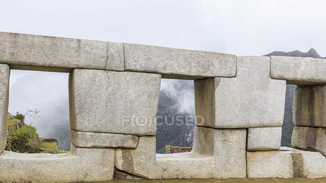 Muralla de ruinas antiguas de Machu Picchu en Perú . - foto de stock