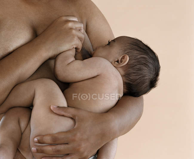 Mère allaitant bébé fille, gros plan . — Photo de stock