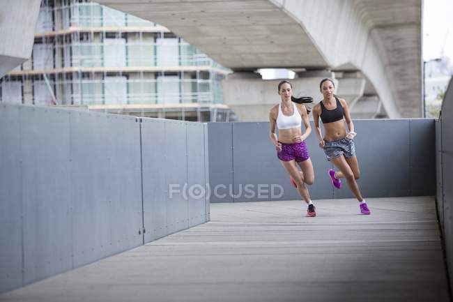 Mulheres jovens correndo ao ar livre — Fotografia de Stock