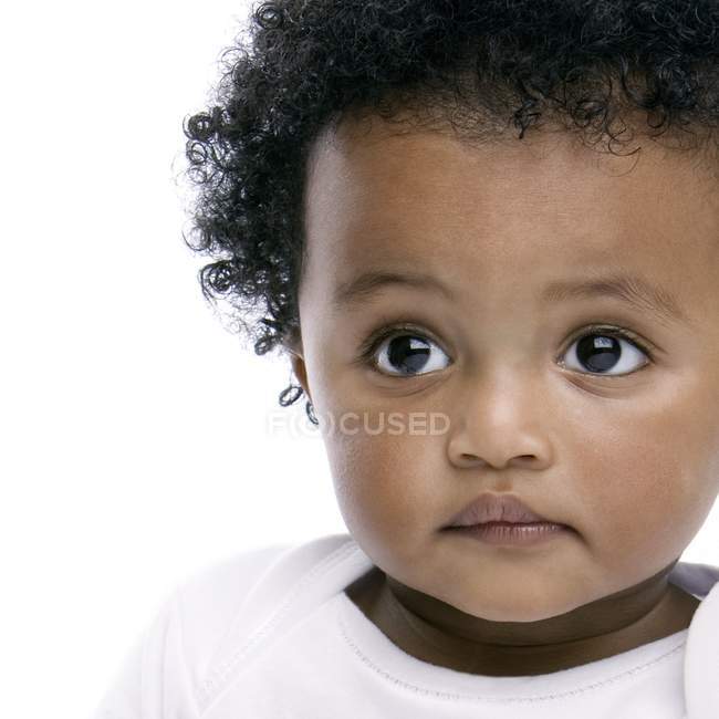 Portrait de bébé fille aux cheveux bouclés noirs . — Photo de stock