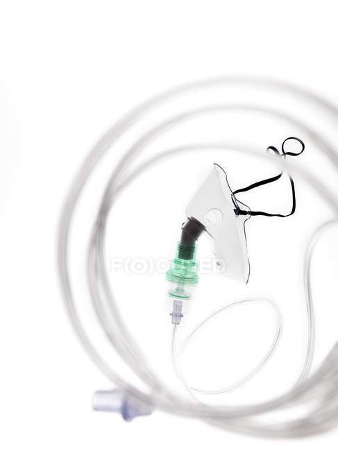 Maschera di ossigeno e tubo su sfondo bianco . — Foto stock