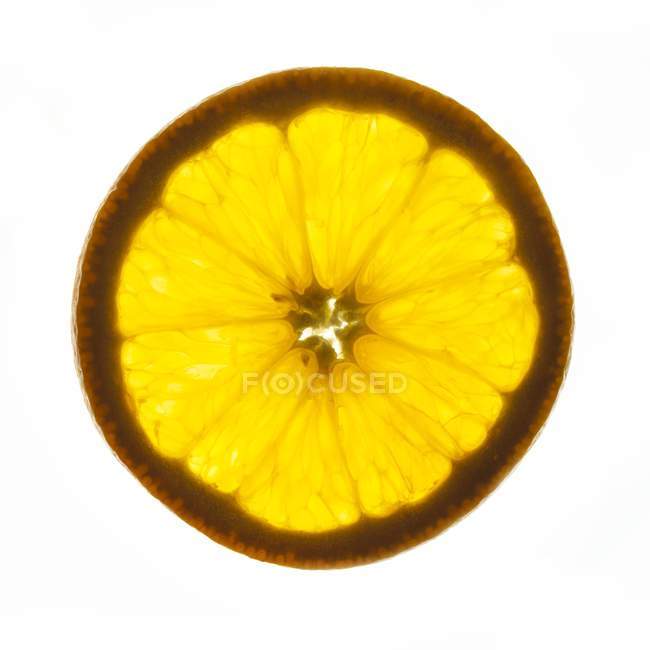 Nahaufnahme der Orangenscheibe auf weißem Hintergrund. — Stockfoto