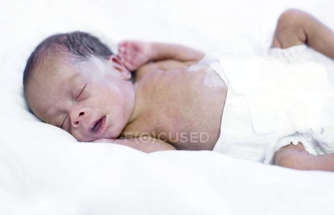 Bebê prematuro dormindo na enfermaria . — Fotografia de Stock