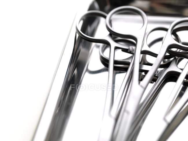 Крупный план хирургических щипцов в металлическом лотке . — стоковое фото