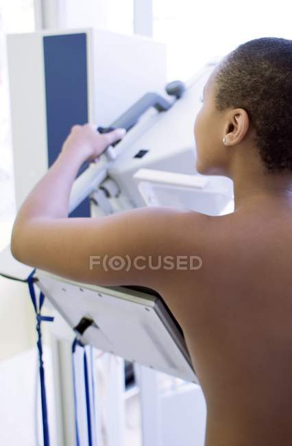 Mujer joven sometida a procedimiento de mamografía . - foto de stock