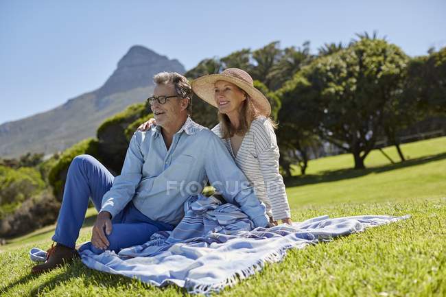 Старшая пара отдыхает на пикнике . — стоковое фото