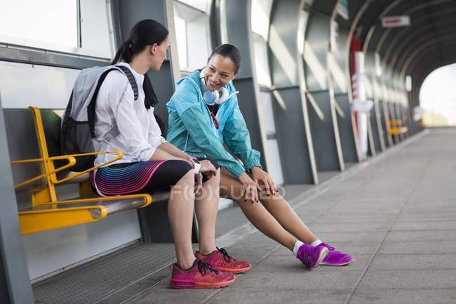 Mujeres sentadas en la plataforma ferroviaria - foto de stock