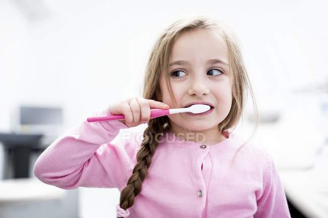 Ritratto di bambina lavarsi i denti . — Foto stock