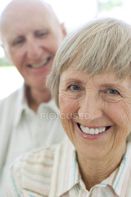 Портрет веселой пожилой пары . — стоковое фото