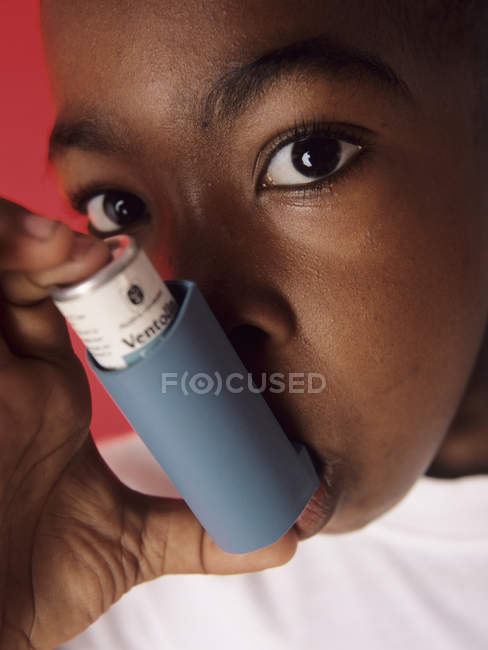 Garçon asthmatique utilisant un inhalateur, gros plan
. — Photo de stock