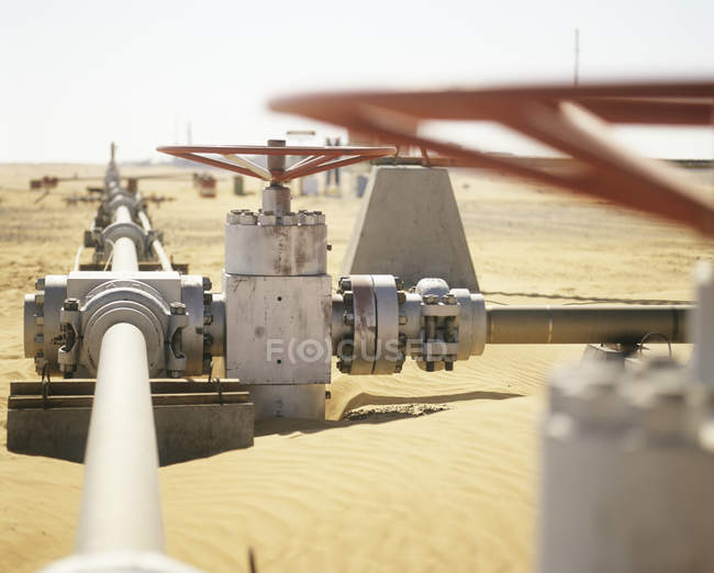 Soupapes de puits de gaz dans le gazoduc dans le désert des Émirats arabes unis . — Photo de stock