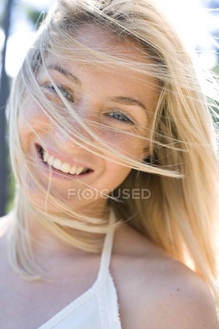 Femme heureuse à l'extérieur — Photo de stock