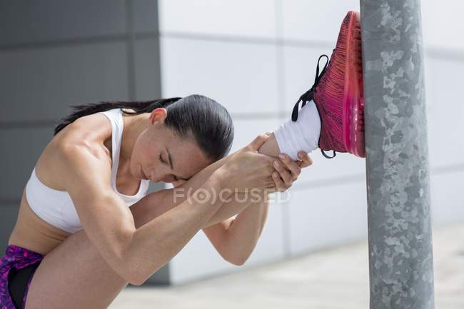 Donna stretching muscoli delle gambe — Foto stock