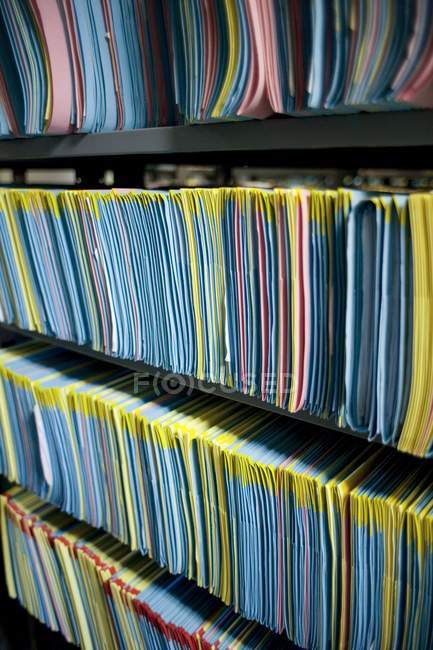Registros médicos em prateleiras na sala de armazenamento . — Fotografia de Stock
