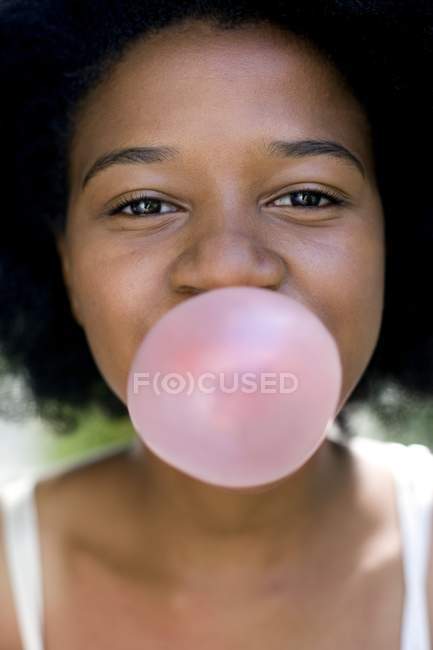 Retrato de menina soprando rosa bubblegum . — Fotografia de Stock
