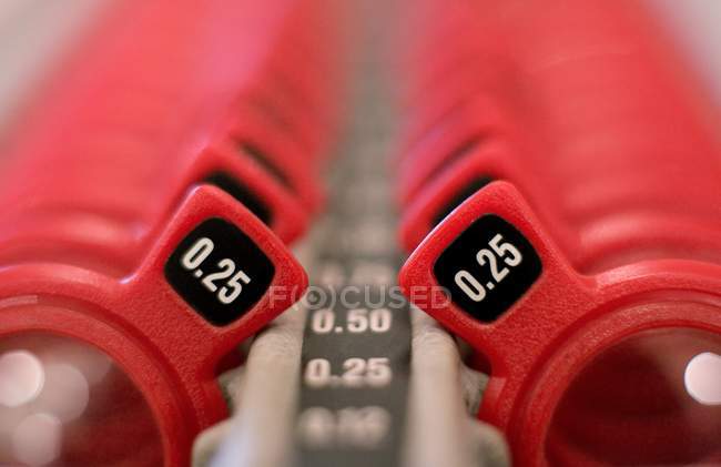 Lentes oftálmicas vermelhas em rack, close-up . — Fotografia de Stock