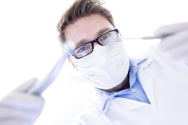 Dentiste avec perceuse dentaire — Photo de stock