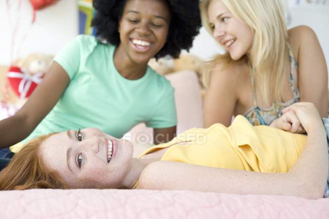 Drei fröhliche Teenager-Mädchen hängen drinnen herum. — Stockfoto