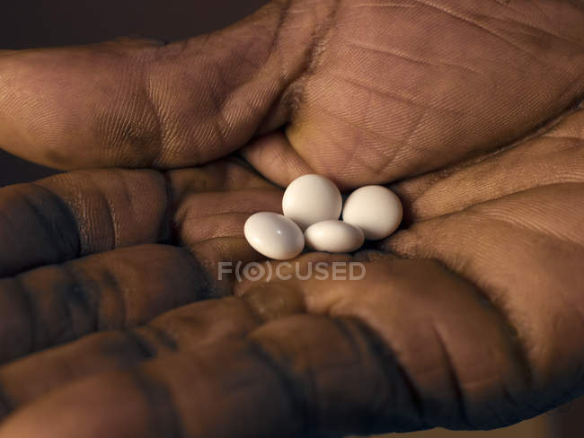 Close-up de analgésicos na mão de homem idoso
. — Fotografia de Stock