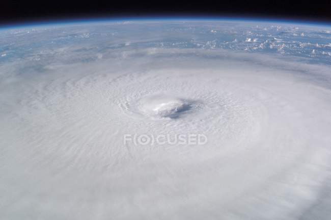 Imagen satelital del huracán Isabel sobre el Océano Atlántico . - foto de stock