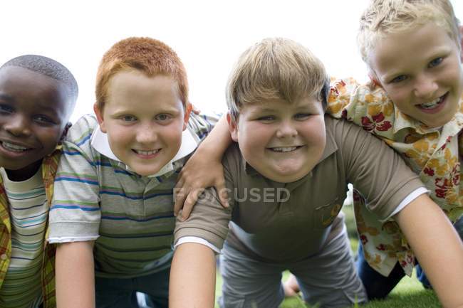 Ritratto di gruppo di ragazzi in età elementare all'aperto . — Foto stock