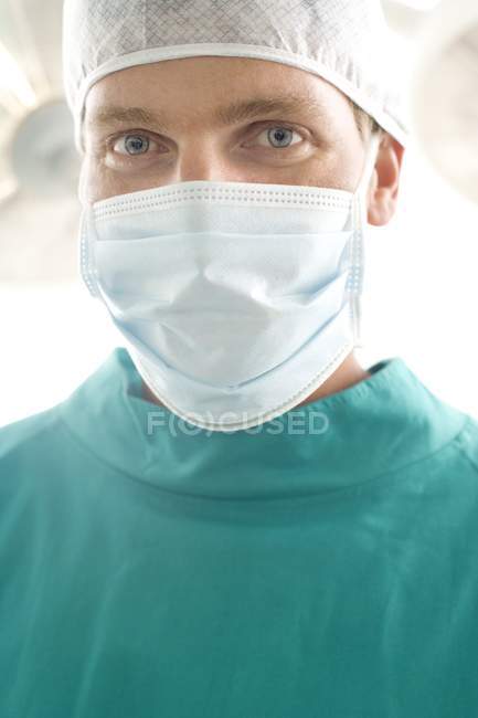 Primo piano del chirurgo in una sala operatoria . — Foto stock