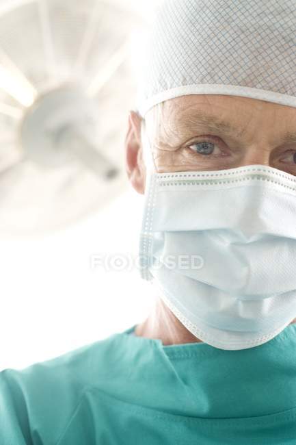 Retrato de cirujano masculino en quirófano . - foto de stock