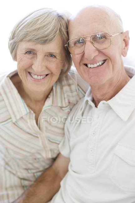 Porträt eines fröhlichen Seniorenpaares. — Stockfoto
