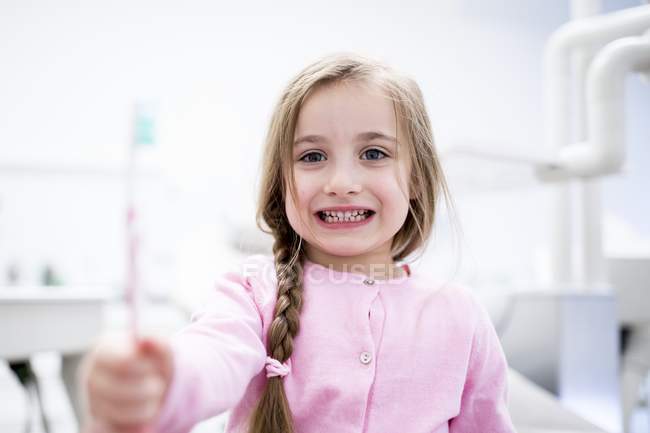 Retrato de menina segurando escova de dentes . — Fotografia de Stock