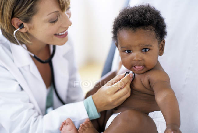 Ärztin hört Brustgeräusche von Kleinkind männlichen Patienten mit Stethoskop. — Stockfoto