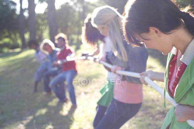 Adultos jóvenes que compiten por el control de la cuerda . - foto de stock
