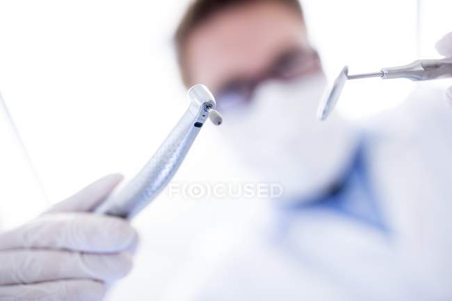 Dentiste avec perceuse dentaire — Photo de stock