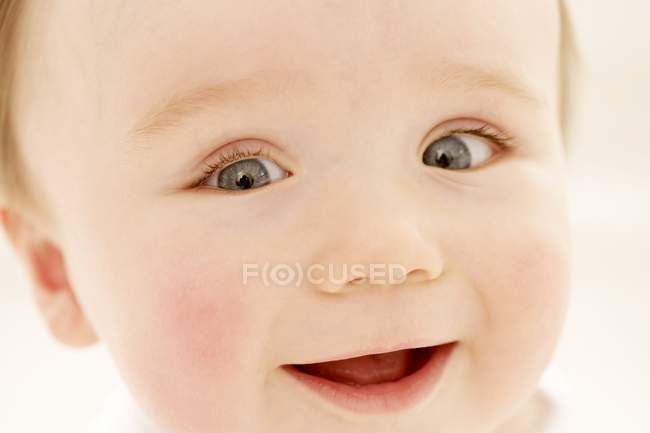 Porträt eines glücklichen Jungen, der in die Kamera blickt. — Stockfoto