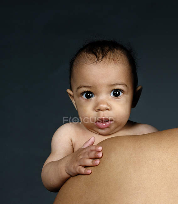 Mãe segurando bebê menina olhando na câmera . — Fotografia de Stock