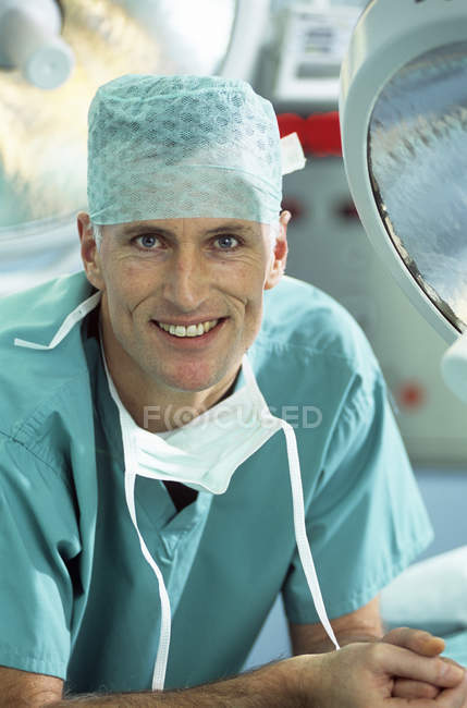 Retrato do cirurgião masculino na sala de operações . — Fotografia de Stock