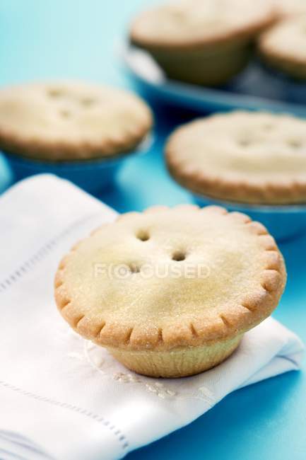 Close-up of mince pies on kitchen table. — Stock Photo