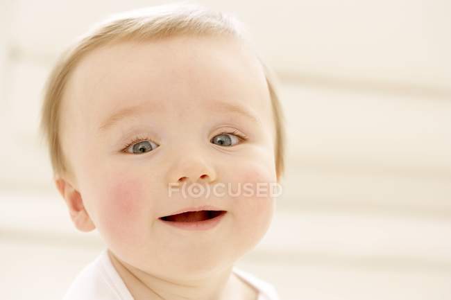 Портрет счастливого мальчика, смотрящего в камеру . — стоковое фото