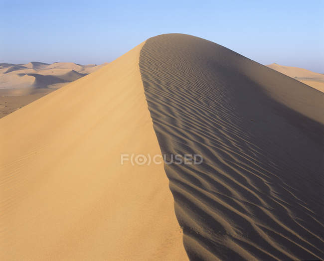 Гребень песчаных дюн в ОАЭ . — стоковое фото