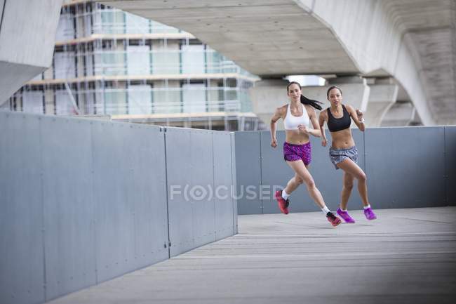 Mulheres jovens correndo ao ar livre — Fotografia de Stock
