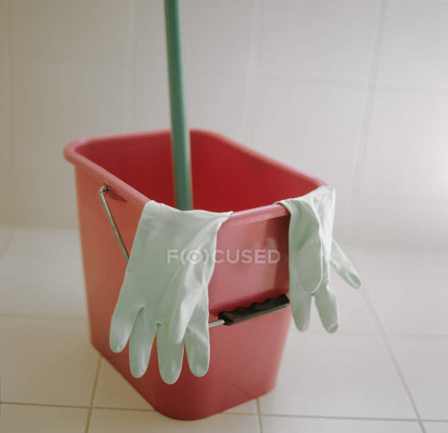 Wischmopp und Eimer mit grünen Handschuhen. — Stockfoto