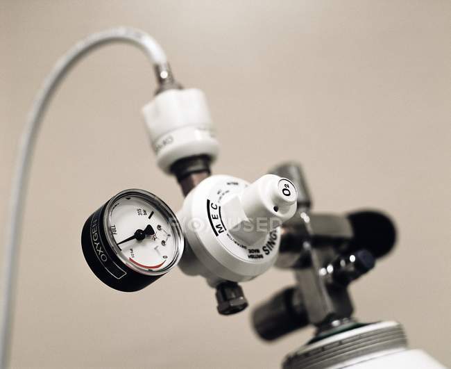 Sauerstoff-Manometer an Zylinder mit medizinischem Sauerstoff. — Stockfoto