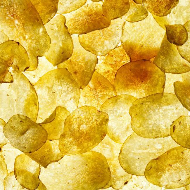 Крупный план картофельных чипсов, полная рамка . — стоковое фото